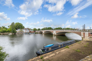 Moments from Hampton Court Bridge- click for photo gallery